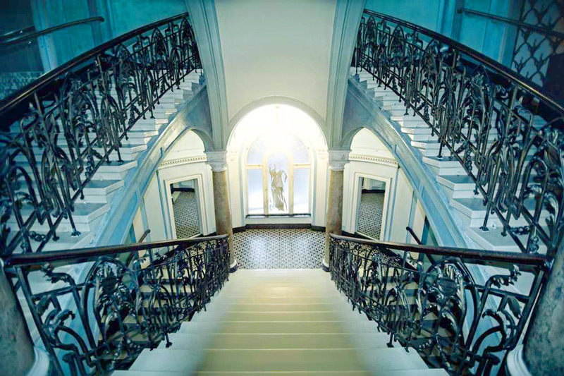 George Hotel stairs blueОтель Жорж